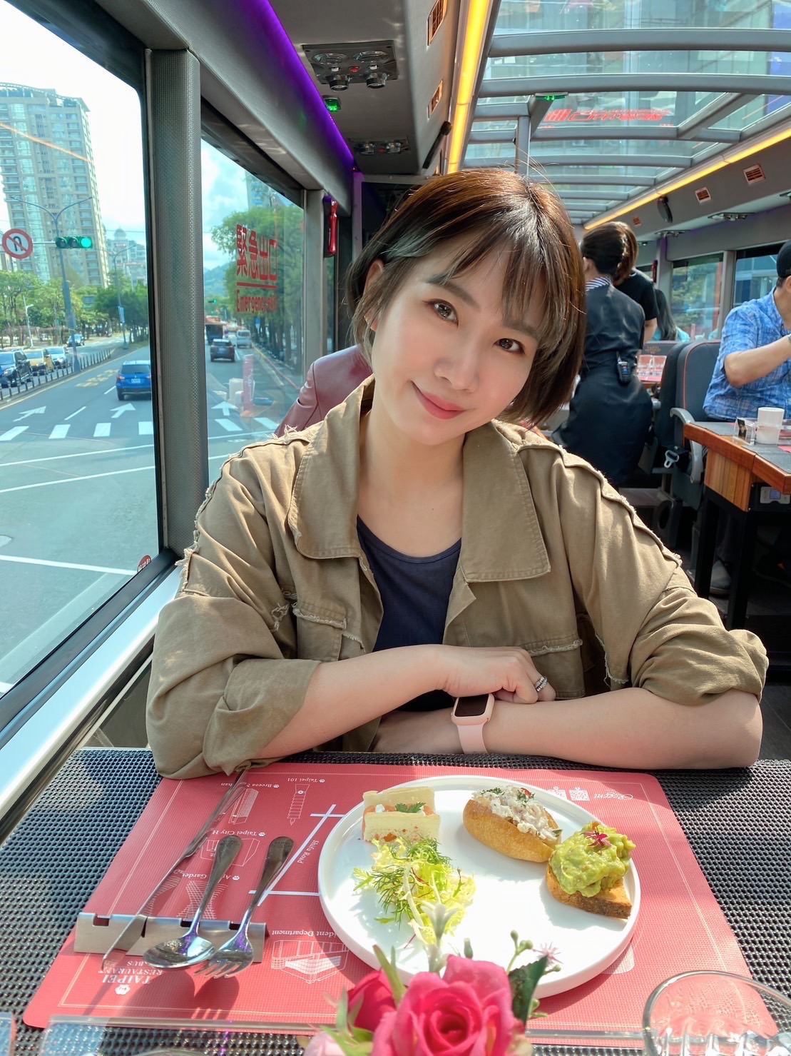 台北雙層餐車｜ 全景天窗配五星級美食 101美景就在你身旁，預約方式、價格、行車路線報你知！台北旅遊