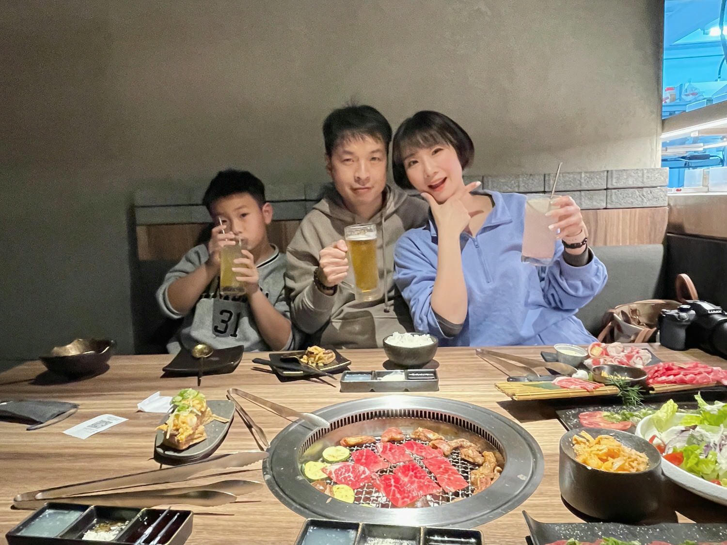 札卡燒肉-漢口店｜迴轉壽司燒肉版！輸送帶送上寶藏盒牛，只要399元就能吃到A5和牛，台中燒肉推薦