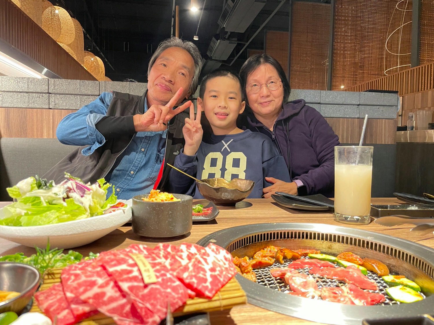 札卡燒肉-漢口店｜迴轉壽司燒肉版！輸送帶送上寶藏盒牛，只要399元就能吃到A5和牛，台中燒肉推薦