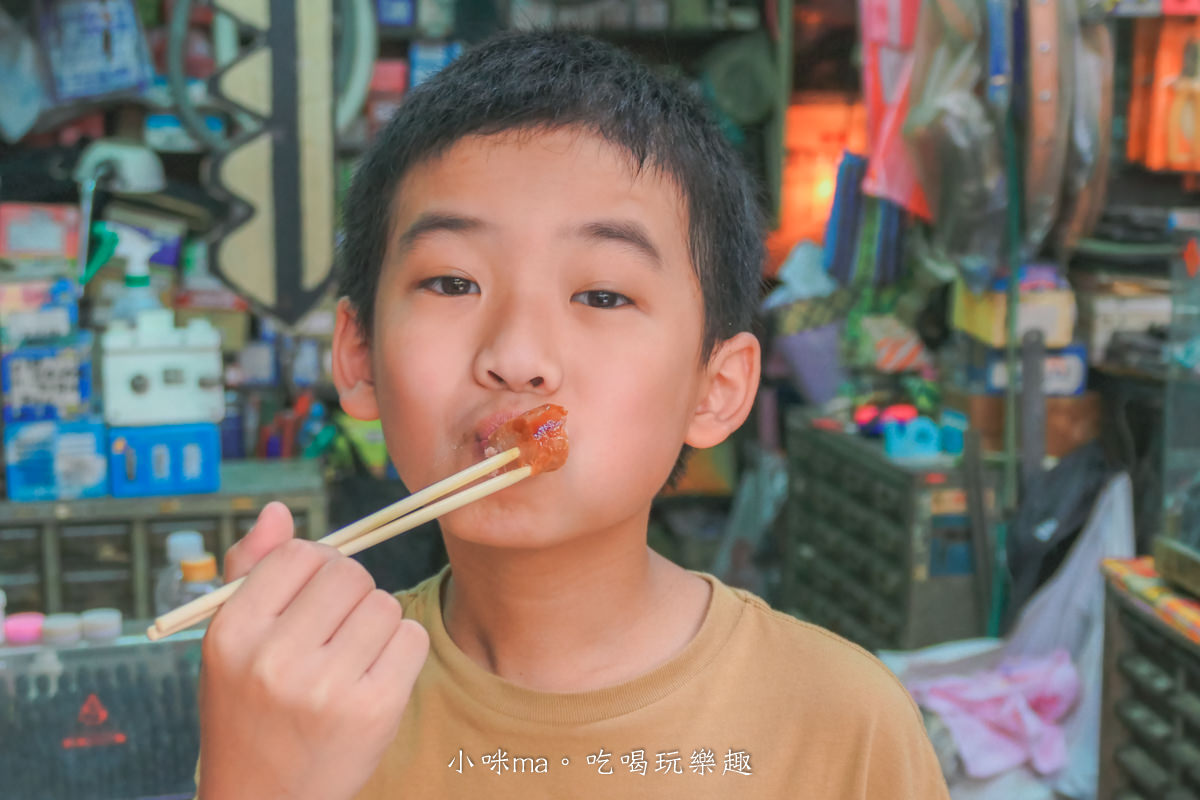 和春藥行前香腸攤|好浮誇的香腸瀑布,從小吃到大的無名香腸攤,早上開賣排隊人潮沒停過,岡山美食 - 第17張圖 和春藥行前香腸攤|好浮誇的香腸瀑布,從小吃到大的無名香腸攤,早上開賣排隊人潮沒停過,岡山美食