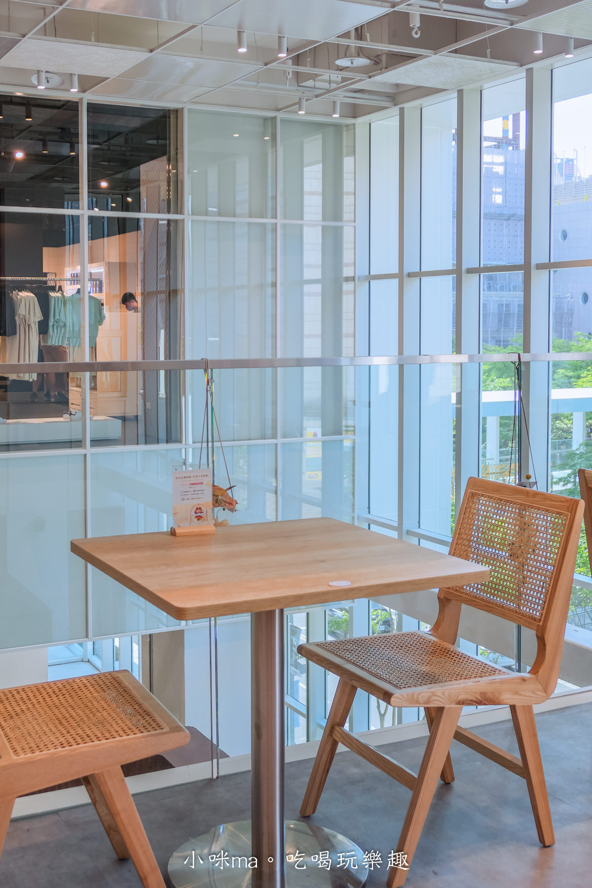 勺日 忠泰樂生活店|絕美咖啡廳就在NOKE 忠泰樂生活!木質調奶茶色系x挑高落地窗,每個角落都美到炸,內湖美食 - 第10張圖 勺日 忠泰樂生活店|絕美咖啡廳就在NOKE 忠泰樂生活!木質調奶茶色系x挑高落地窗,每個角落都美到炸,內湖美食