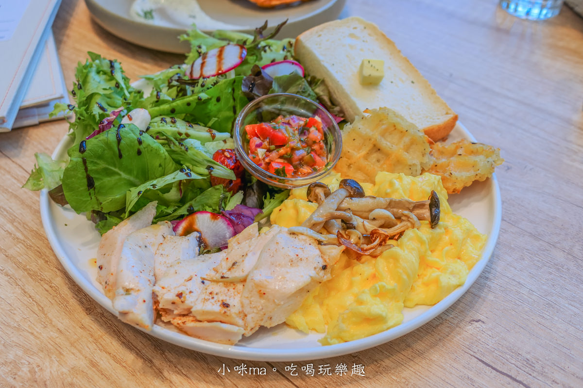 勺日 忠泰樂生活店|絕美咖啡廳就在NOKE 忠泰樂生活!木質調奶茶色系x挑高落地窗,每個角落都美到炸,內湖美食 - 第14張圖 勺日 忠泰樂生活店|絕美咖啡廳就在NOKE 忠泰樂生活!木質調奶茶色系x挑高落地窗,每個角落都美到炸,內湖美食