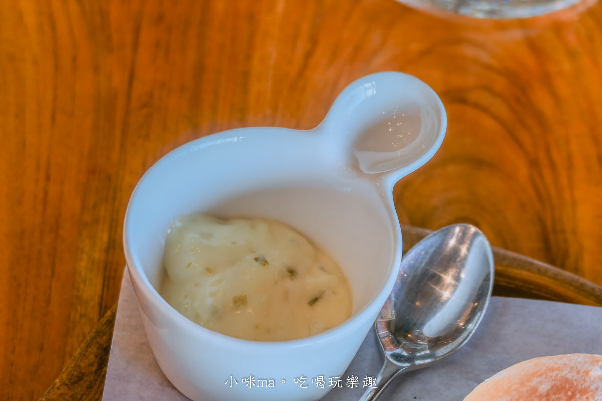水灣餐廳waterfront 榕堤店｜真心不騙~這裡就是峇里島，南洋風味料理配上淡水河畔日落美景，不用出國就能感受到愜意氛圍，淡水美食