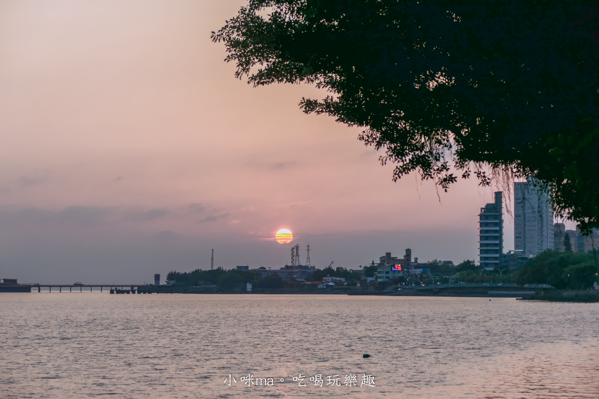 水灣餐廳waterfront 榕堤店｜真心不騙~這裡就是峇里島，南洋風味料理配上淡水河畔日落美景，不用出國就能感受到愜意氛圍，淡水美食