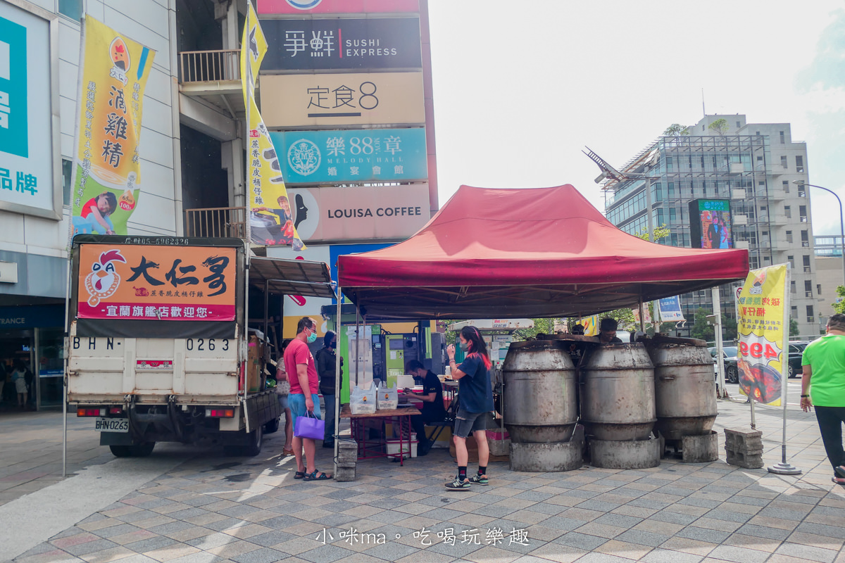 大仁哥蔗香脆皮桶仔雞|全台灣跑透透的烤雞,想搶除了鎖定粉專,還要跟別人比手速,快閃餐車 - 第3張圖 大仁哥蔗香脆皮桶仔雞|全台灣跑透透的烤雞,想搶除了鎖定粉專,還要跟別人比手速,快閃餐車