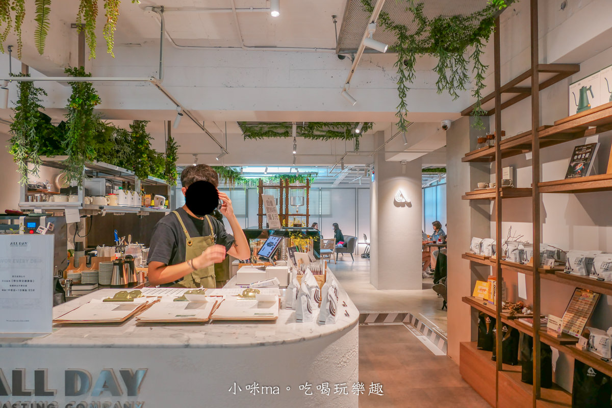 ALL DAY ROASTING COMPANY 師大店｜有插頭又不限時的咖啡廳再加一，森林系配上天井採光 輕鬆暢聊，師大美食