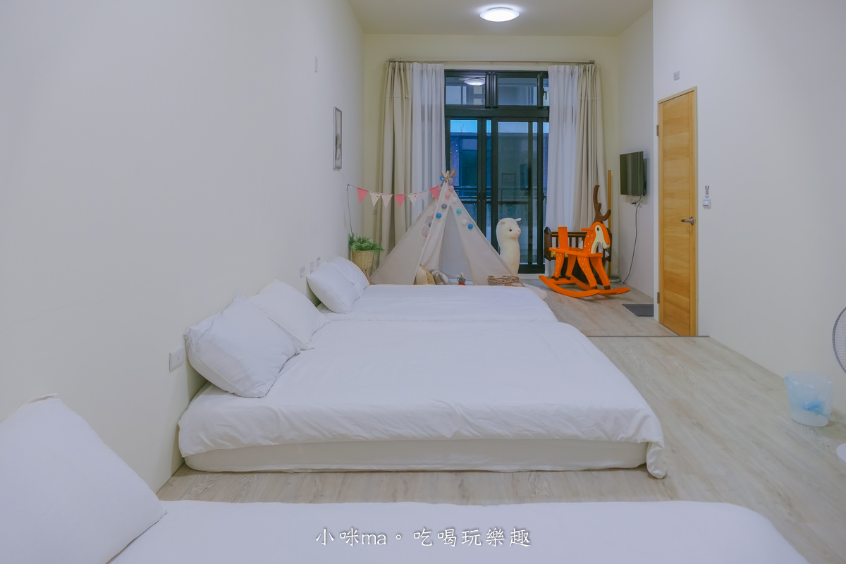 路邊覓宿｜可愛露營風 4人就可以包棟，電動麻將桌、KTV、頂樓烤肉、兒童泳池，宜蘭包棟推薦