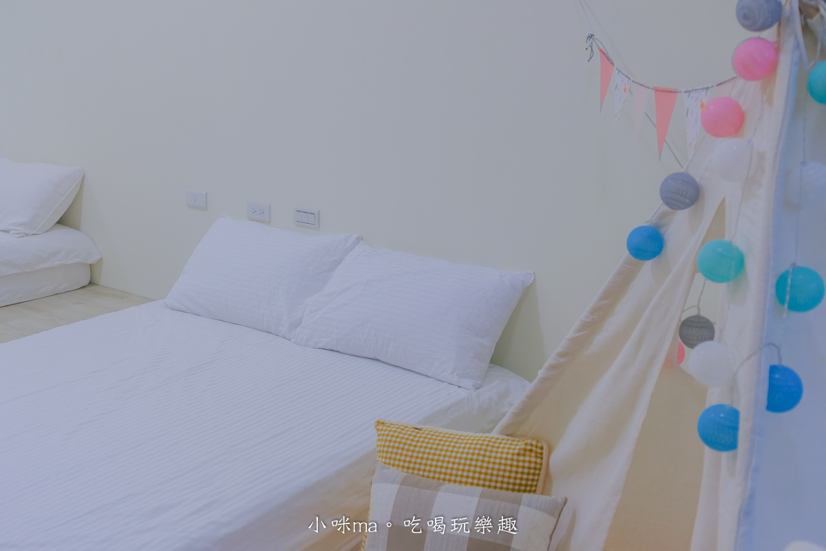 路邊覓宿｜可愛露營風 4人就可以包棟，電動麻將桌、KTV、頂樓烤肉、兒童泳池，宜蘭包棟推薦