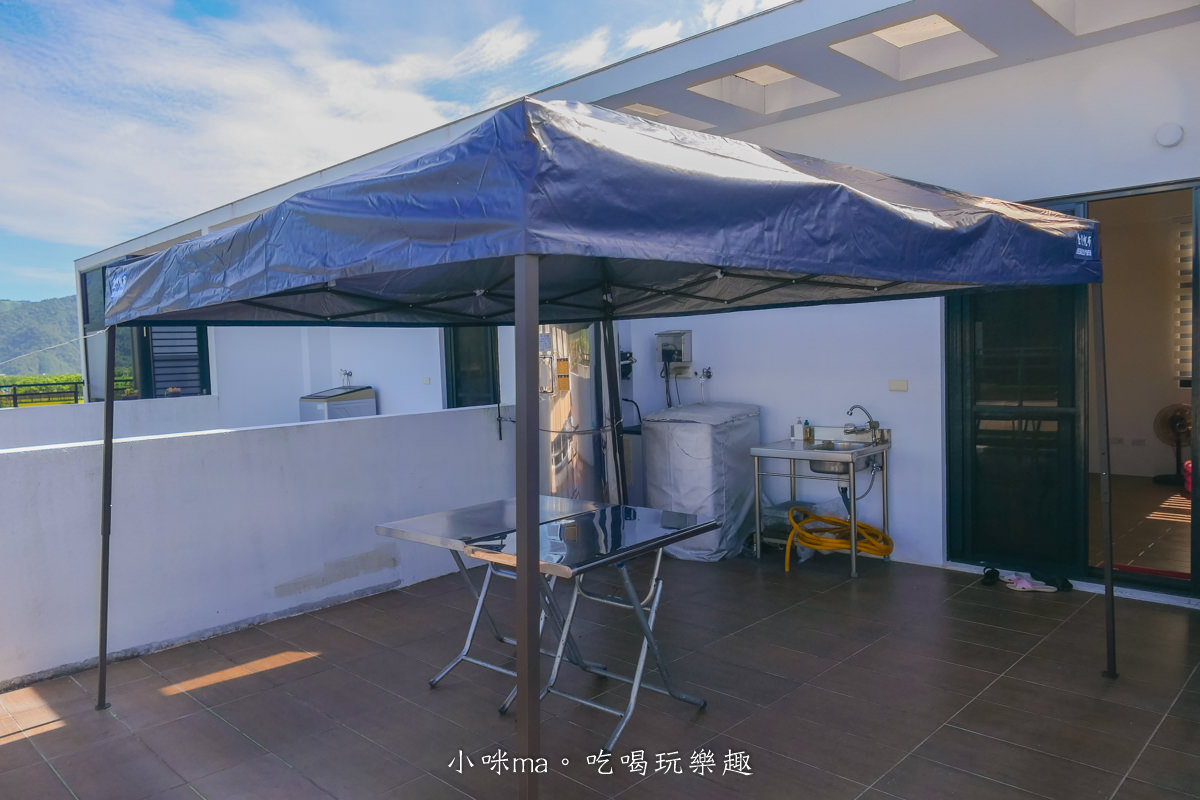 路邊覓宿｜可愛露營風 4人就可以包棟，電動麻將桌、KTV、頂樓烤肉、兒童泳池，宜蘭包棟推薦