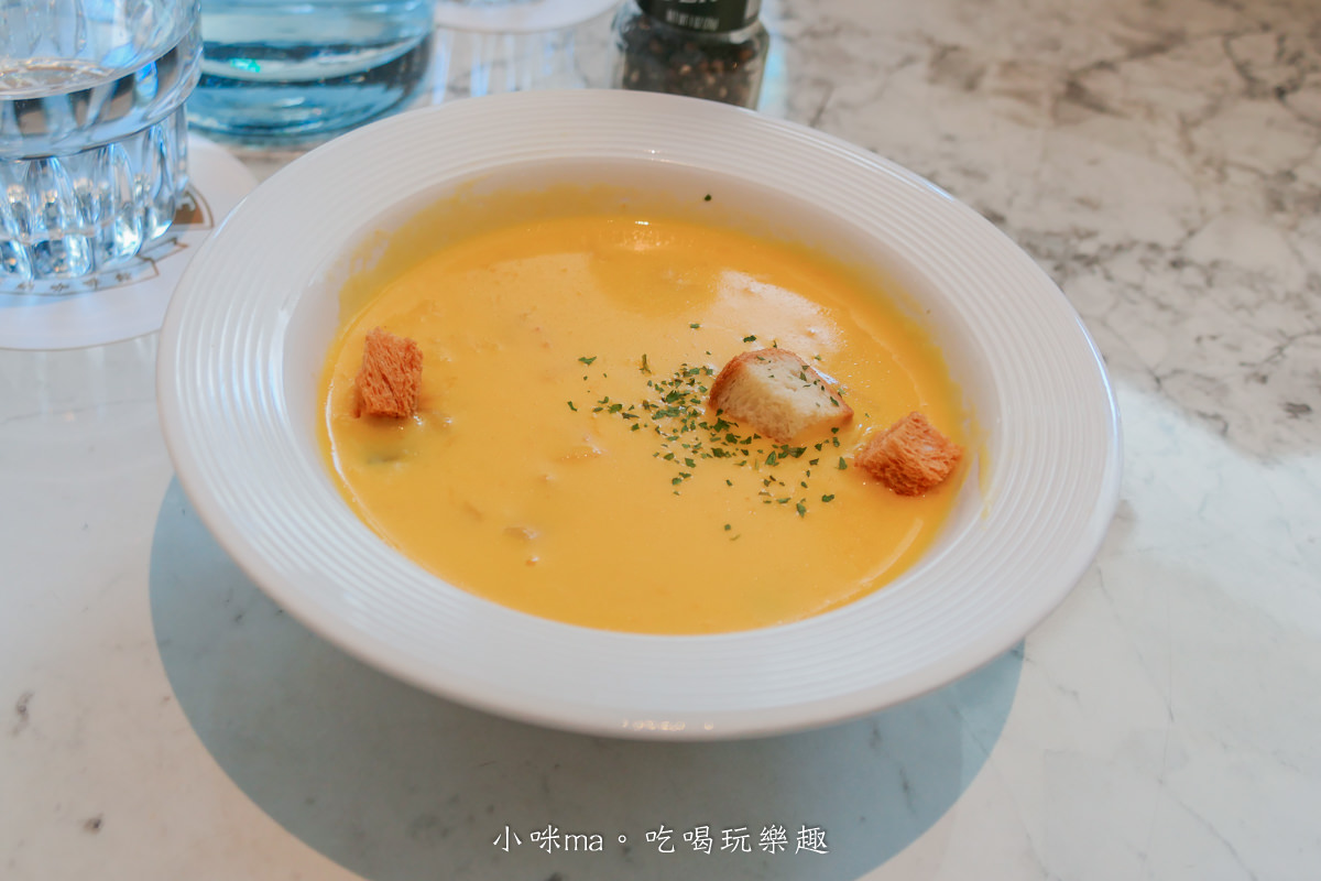 BUNA CAF’E 布納咖啡館 內湖店|鬧區裡超有度假感的玻璃屋餐廳,不限時還有插座可以使用,戶外網美牆讓你拍到翻,內湖美食 - 第14張圖 BUNA CAF’E 布納咖啡館 內湖店|鬧區裡超有度假感的玻璃屋餐廳,不限時還有插座可以使用,戶外網美牆讓你拍到翻,內湖美食