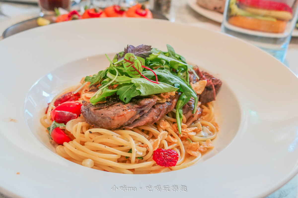 BUNA CAF’E 布納咖啡館 內湖店|鬧區裡超有度假感的玻璃屋餐廳,不限時還有插座可以使用,戶外網美牆讓你拍到翻,內湖美食 - 第15張圖 BUNA CAF’E 布納咖啡館 內湖店|鬧區裡超有度假感的玻璃屋餐廳,不限時還有插座可以使用,戶外網美牆讓你拍到翻,內湖美食