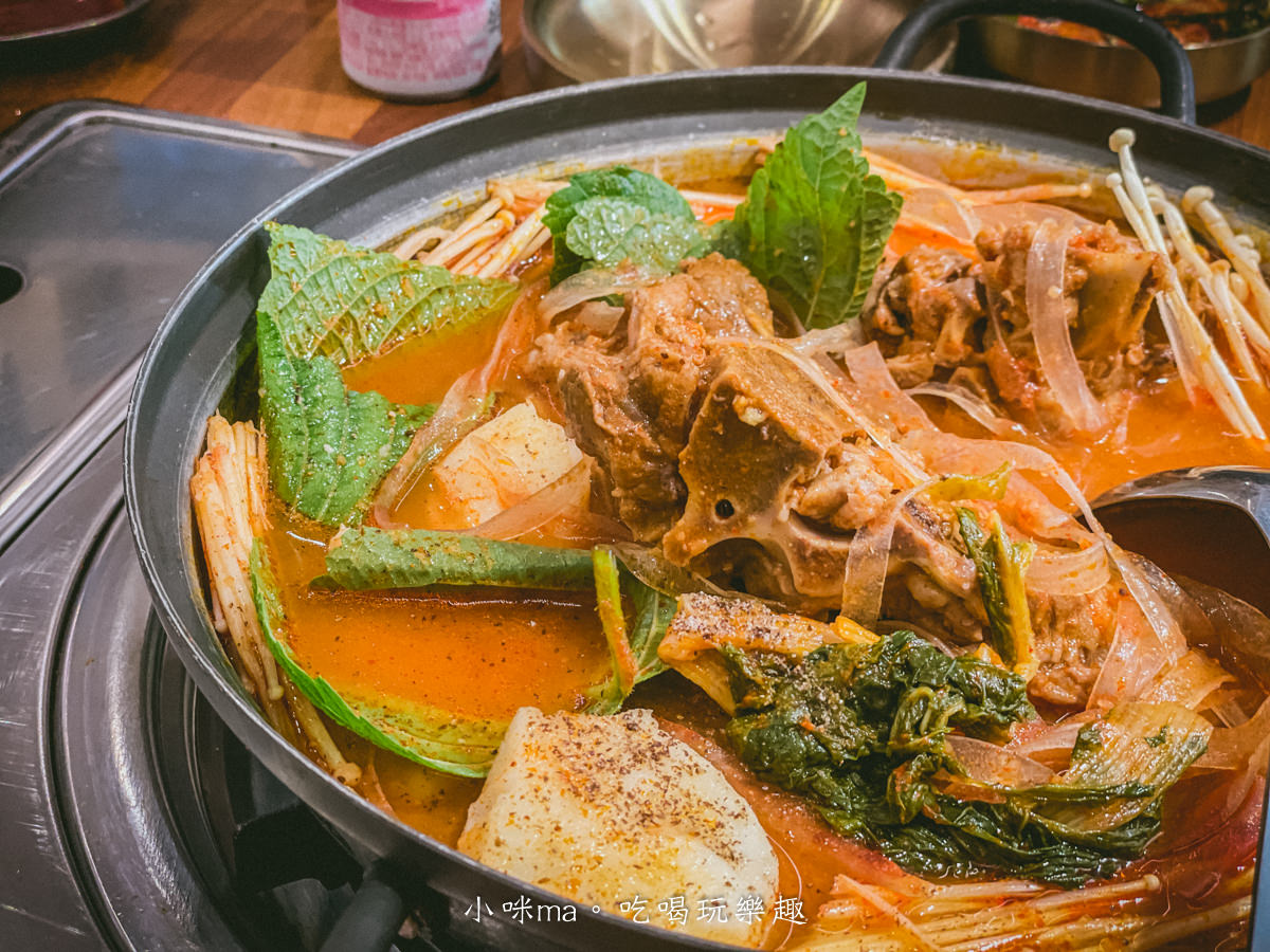 【內湖美食】Uncle-K 火烤店｜韓國道地元祖馬鈴薯排骨鍋進駐內湖商圈，韓國泡麵 年糕無限供應，還有免費遊戲機台可以玩，附菜單