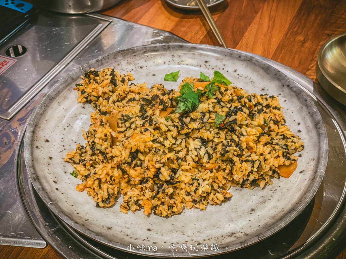 【內湖美食】Uncle-K 火烤店｜韓國道地元祖馬鈴薯排骨鍋進駐內湖商圈，韓國泡麵 年糕無限供應，還有免費遊戲機台可以玩，附菜單