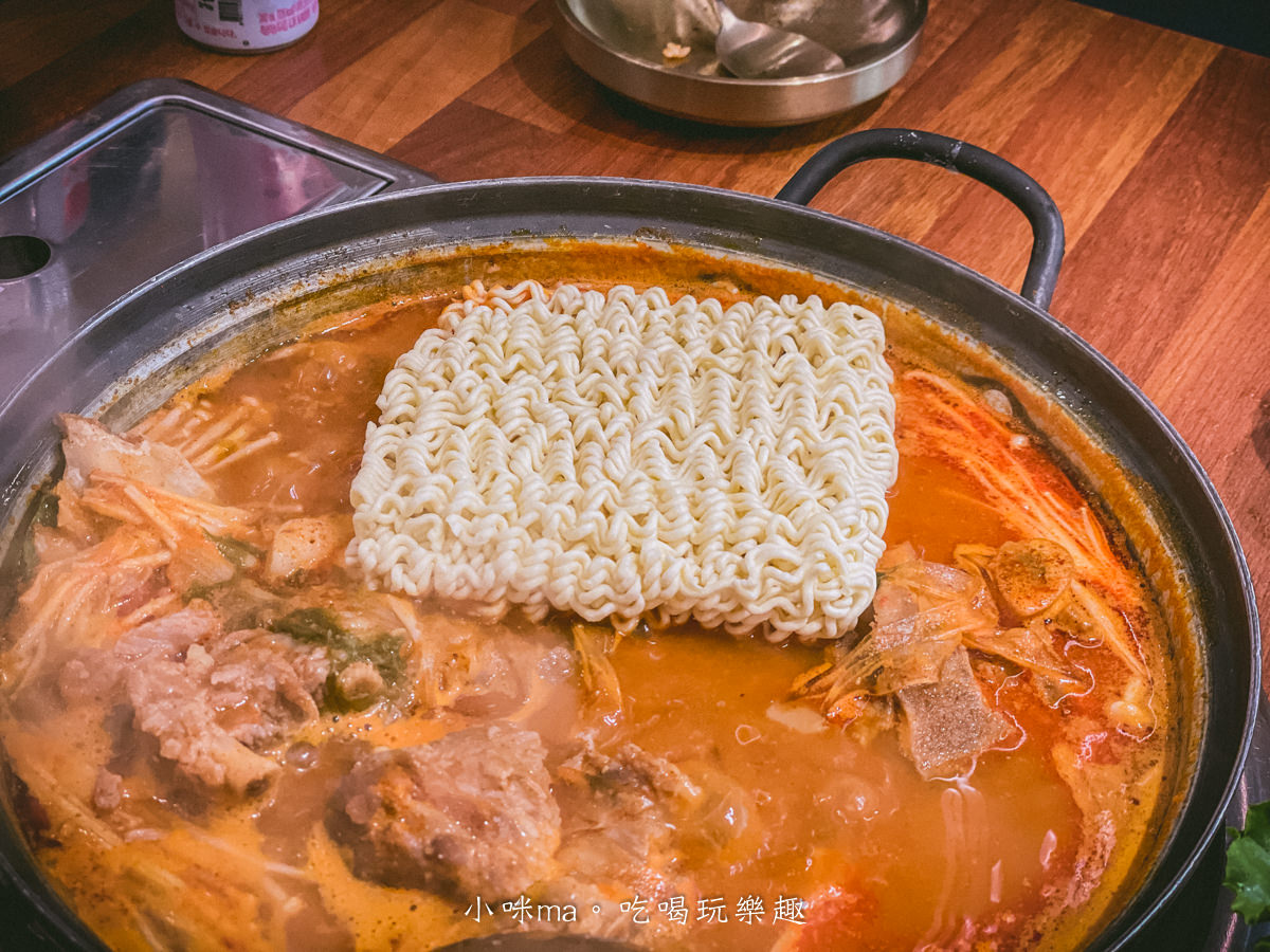 【內湖美食】Uncle-K 火烤店｜韓國道地元祖馬鈴薯排骨鍋進駐內湖商圈，韓國泡麵 年糕無限供應，還有免費遊戲機台可以玩，附菜單