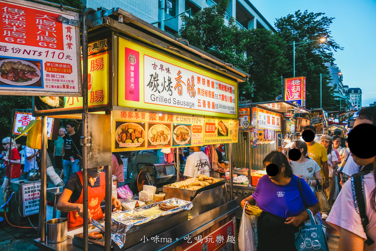 【寧夏夜市美食推薦】古早味碳烤香腸｜自家現灌烤香腸有夠香，蒜片、酸菜都要加，一定要來一套，雙連站美食