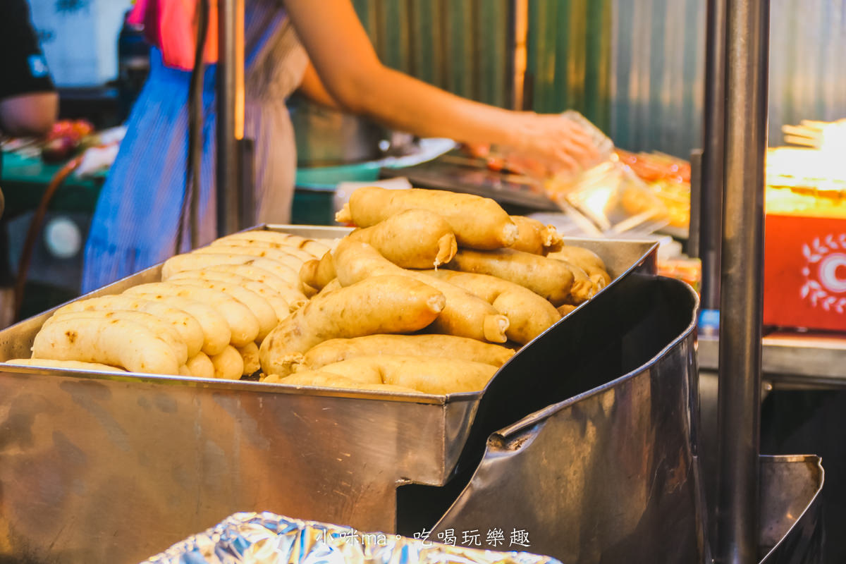 【寧夏夜市美食推薦】古早味碳烤香腸｜自家現灌烤香腸有夠香，蒜片、酸菜都要加，一定要來一套，雙連站美食