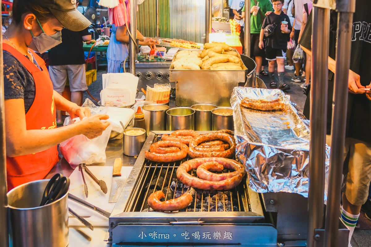 【寧夏夜市美食推薦】古早味碳烤香腸｜自家現灌烤香腸有夠香，蒜片、酸菜都要加，一定要來一套，雙連站美食