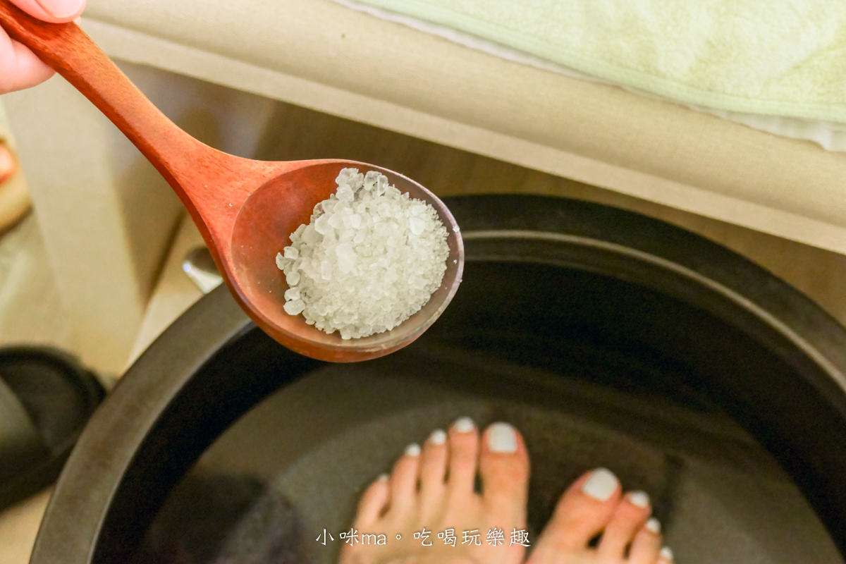 【台北SPA推薦】沐境微晨Spa & Massage｜客製化經絡按摩，脈輪卡牌選定你的能量精油，搭配西藏頌缽淨化解放身心靈，台北精油按摩