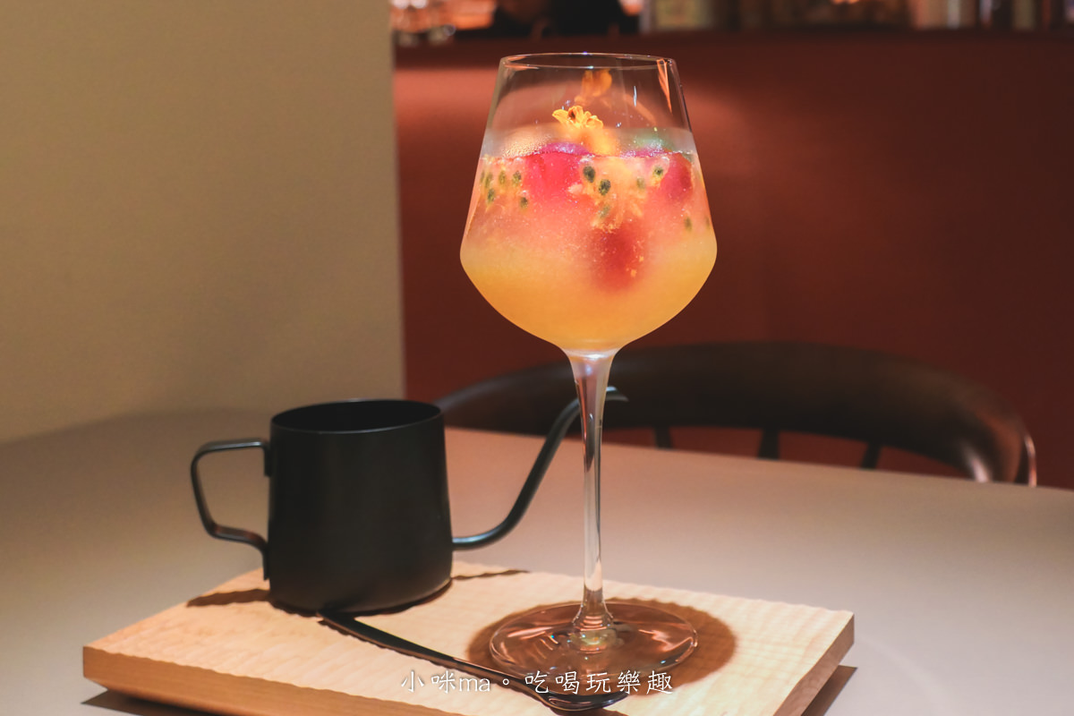 【台北餐酒館】嵩sung 台北大安|台中夯店落腳延吉街,神秘的洞穴風空間原來是餐酒館,不只好拍餐點也好吃,國父紀念館站美食 - 第17張圖 【台北餐酒館】嵩sung 台北大安|台中夯店落腳延吉街,神秘的洞穴風空間原來是餐酒館,不只好拍餐點也好吃,國父紀念館站美食