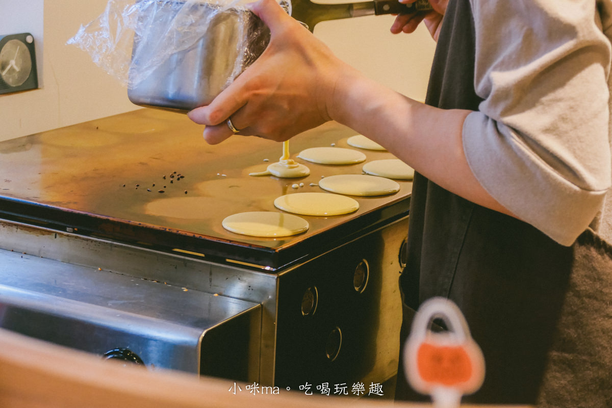 【淡水美食】吉利菓子｜淡水老街藏著小叮噹的最愛，現點現做的銅鑼燒一口咬下好幸福，老宅變身淡水最美小白屋，捷運淡水站