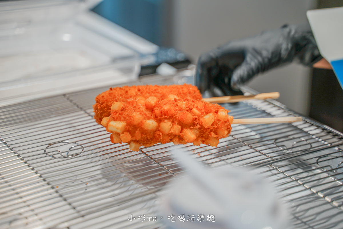 【淡水美食】明朗時代米熱狗-淡水店|韓國人氣熱狗專門店插旗淡水,爆漿起司熱狗拉出浮誇牽絲,捷運淡水站 - 第11張圖 【淡水美食】明朗時代米熱狗-淡水店|韓國人氣熱狗專門店插旗淡水,爆漿起司熱狗拉出浮誇牽絲,捷運淡水站