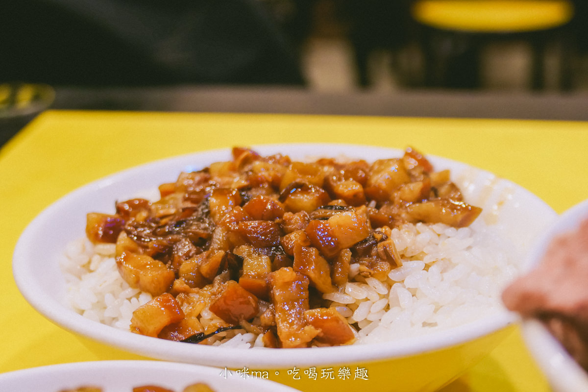 【龍山寺美食】阿義魯肉飯｜華西街超過半世紀的滷肉飯，肥滋滋有夠黏嘴，想吃彭湃點還有浮誇系的蚵仔滷肉蓋飯，華西街小吃