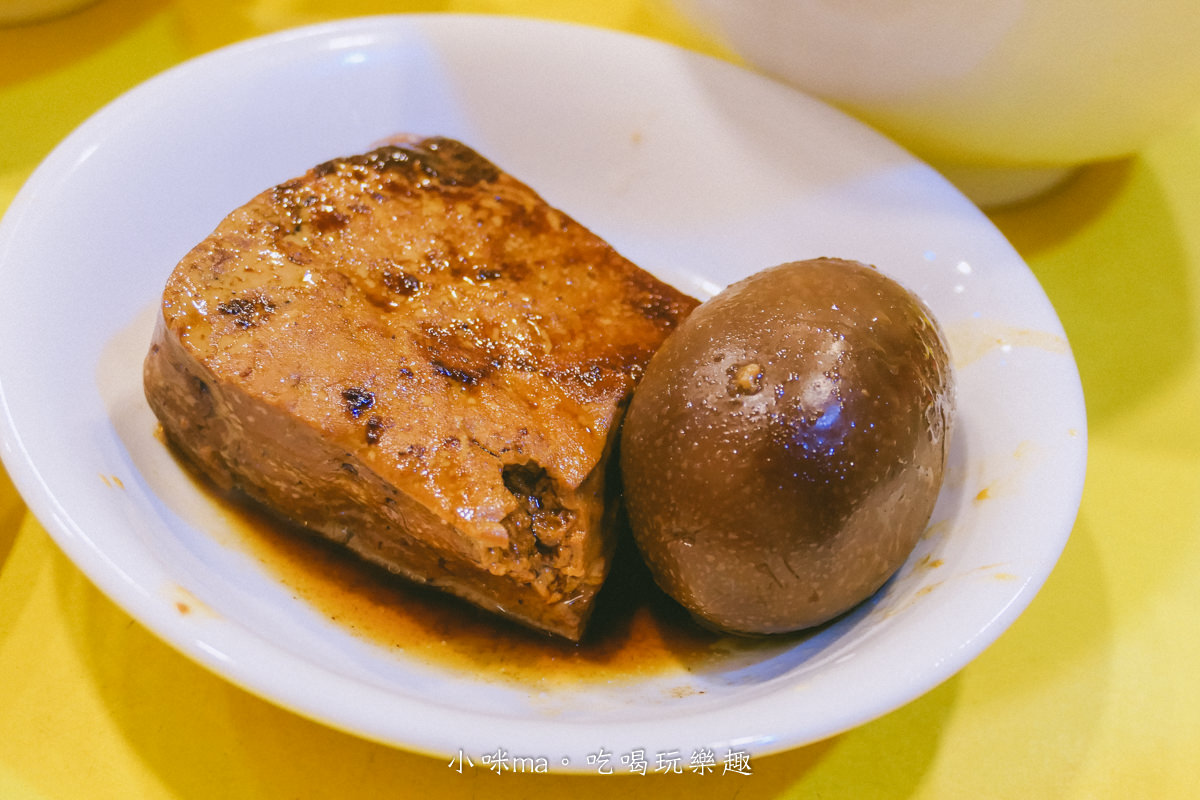 【龍山寺美食】阿義魯肉飯｜華西街超過半世紀的滷肉飯，肥滋滋有夠黏嘴，想吃彭湃點還有浮誇系的蚵仔滷肉蓋飯，華西街小吃