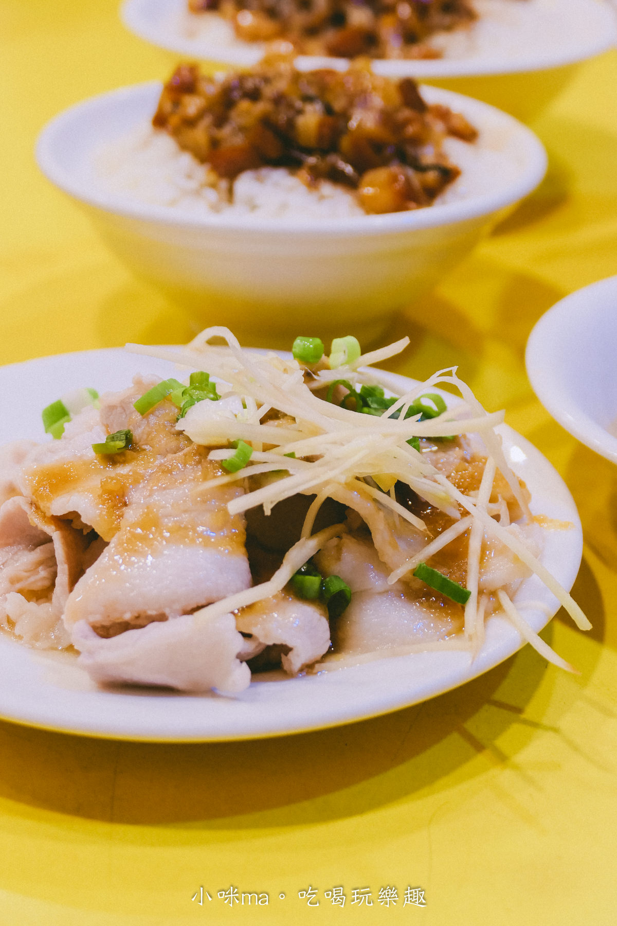 【龍山寺美食】阿義魯肉飯｜華西街超過半世紀的滷肉飯，肥滋滋有夠黏嘴，想吃彭湃點還有浮誇系的蚵仔滷肉蓋飯，華西街小吃