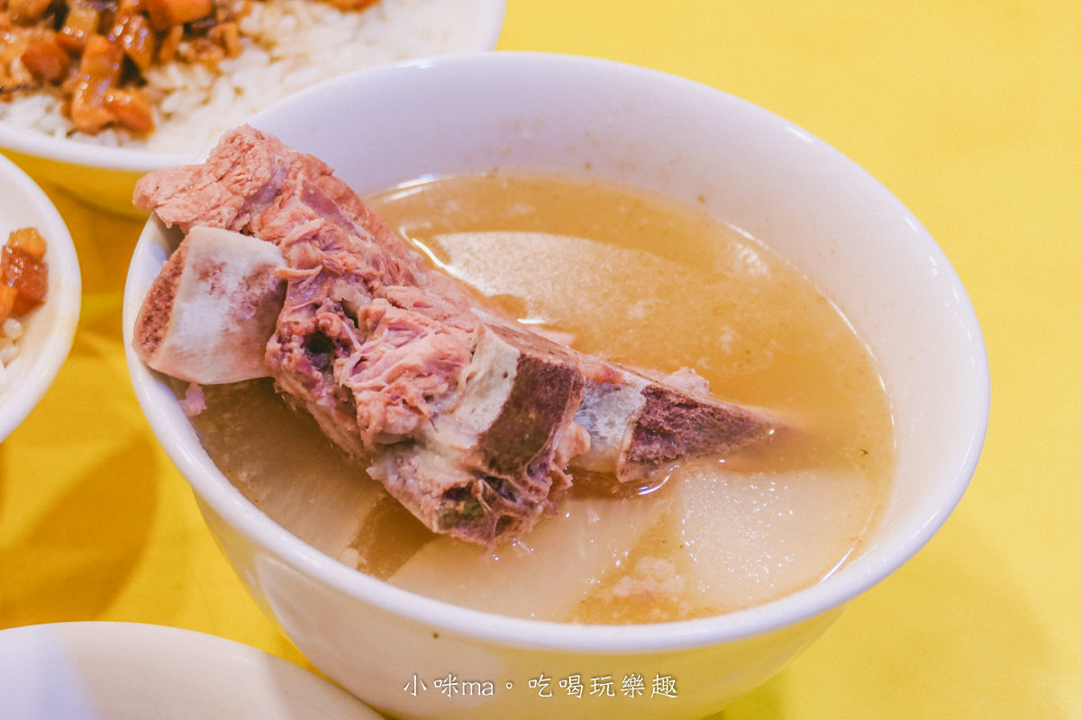 【龍山寺美食】阿義魯肉飯｜華西街超過半世紀的滷肉飯，肥滋滋有夠黏嘴，想吃彭湃點還有浮誇系的蚵仔滷肉蓋飯，華西街小吃