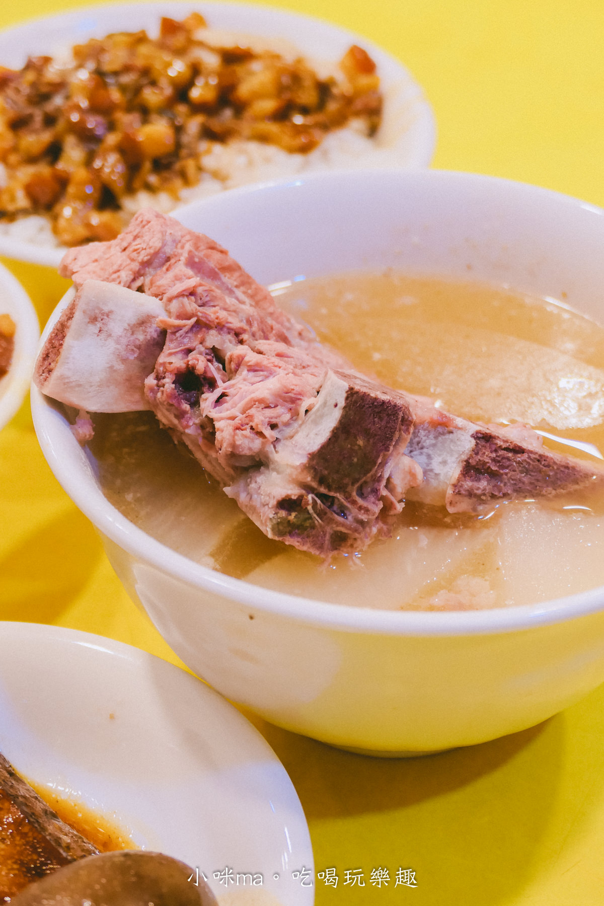 【龍山寺美食】阿義魯肉飯｜華西街超過半世紀的滷肉飯，肥滋滋有夠黏嘴，想吃彭湃點還有浮誇系的蚵仔滷肉蓋飯，華西街小吃