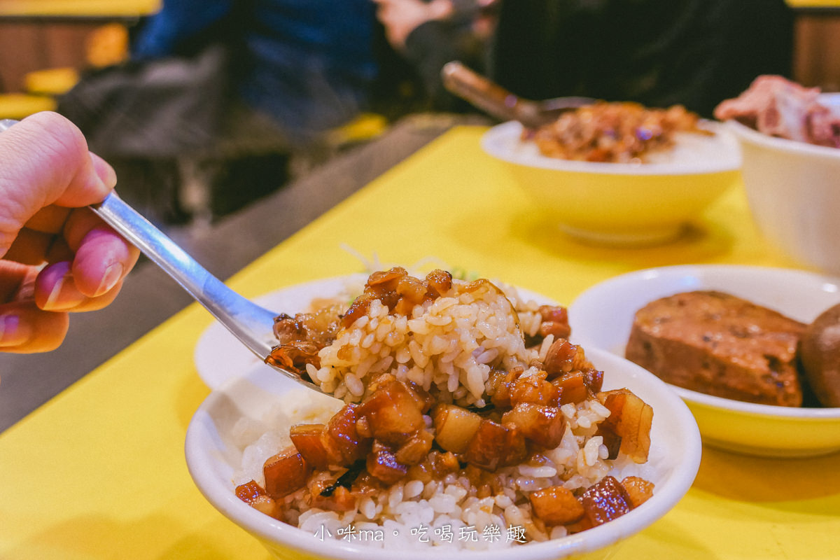 【龍山寺美食】阿義魯肉飯｜華西街超過半世紀的滷肉飯，肥滋滋有夠黏嘴，想吃彭湃點還有浮誇系的蚵仔滷肉蓋飯，華西街小吃