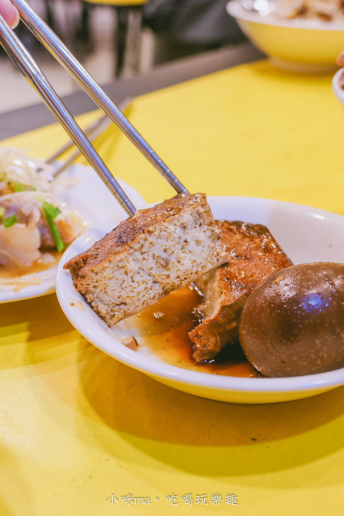 【龍山寺美食】阿義魯肉飯｜華西街超過半世紀的滷肉飯，肥滋滋有夠黏嘴，想吃彭湃點還有浮誇系的蚵仔滷肉蓋飯，華西街小吃