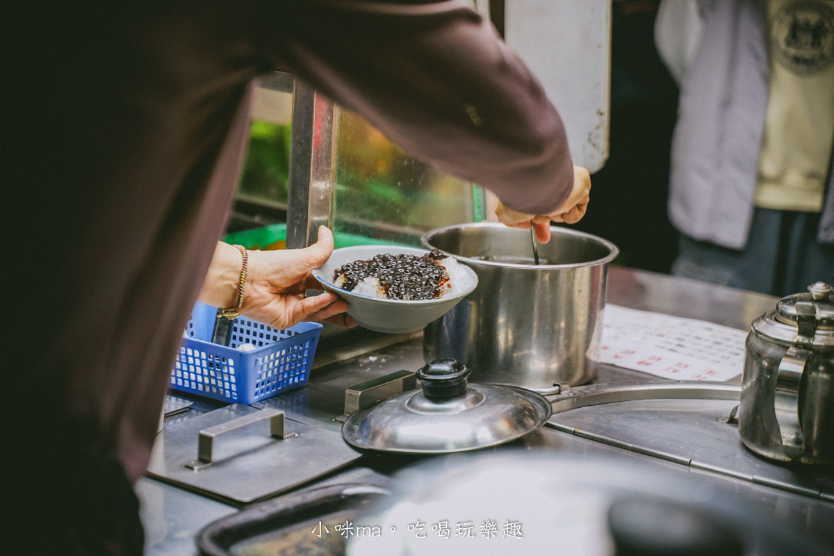 【新莊無名美食】古早味豆花|超人氣無名豆花一碗只要30元,排隊人潮沒停過啦,近新莊體育場,新北美食 - 第10張圖 【新莊無名美食】古早味豆花|超人氣無名豆花一碗只要30元,排隊人潮沒停過啦,近新莊體育場,新北美食