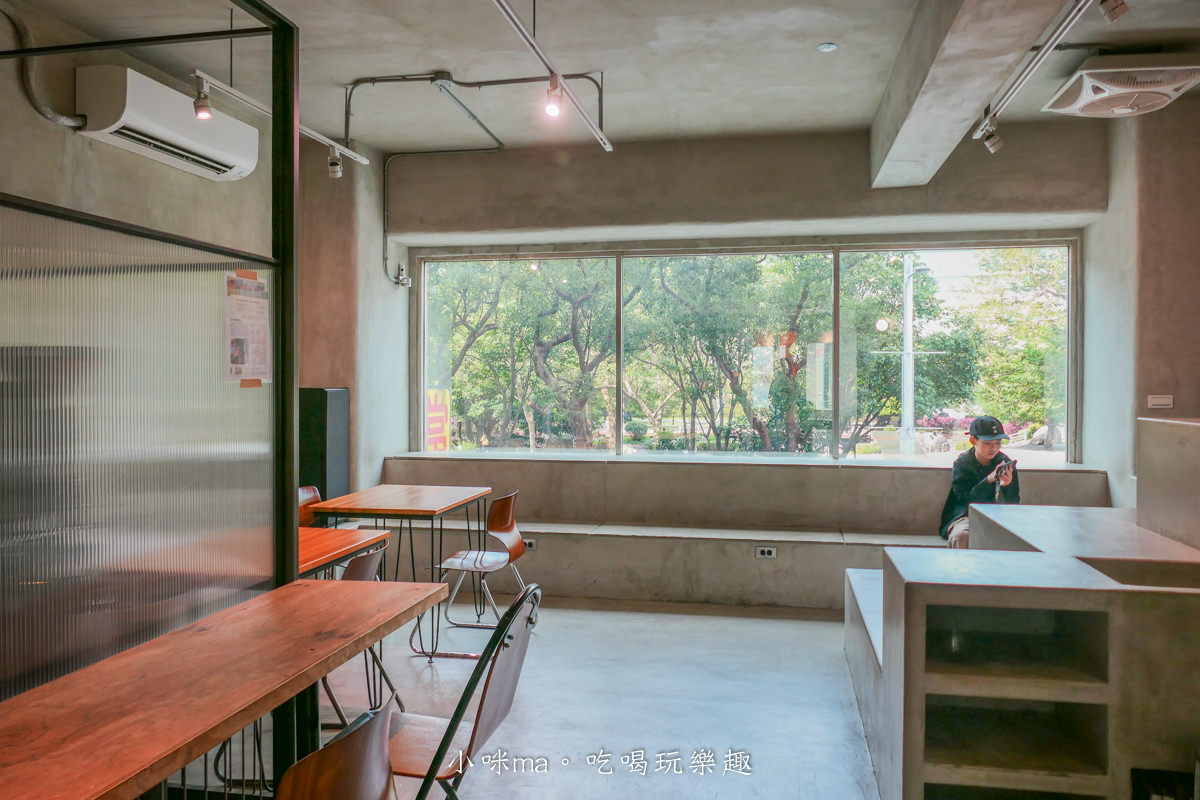 【中和咖啡廳】圈外咖啡 Kengai Coffea|水泥x工業風裝潢配上大面積窗景好愜意,四號公園對面,中和不限時咖啡廳 - 第6張圖 【中和咖啡廳】圈外咖啡 Kengai Coffea|水泥x工業風裝潢配上大面積窗景好愜意,四號公園對面,中和不限時咖啡廳