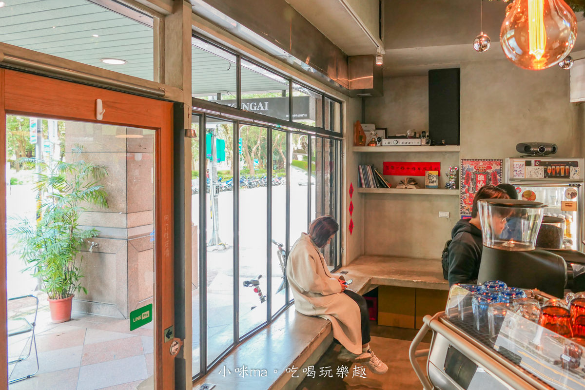 【中和咖啡廳】圈外咖啡 Kengai Coffea|水泥x工業風裝潢配上大面積窗景好愜意,四號公園對面,中和不限時咖啡廳 - 第5張圖 【中和咖啡廳】圈外咖啡 Kengai Coffea|水泥x工業風裝潢配上大面積窗景好愜意,四號公園對面,中和不限時咖啡廳