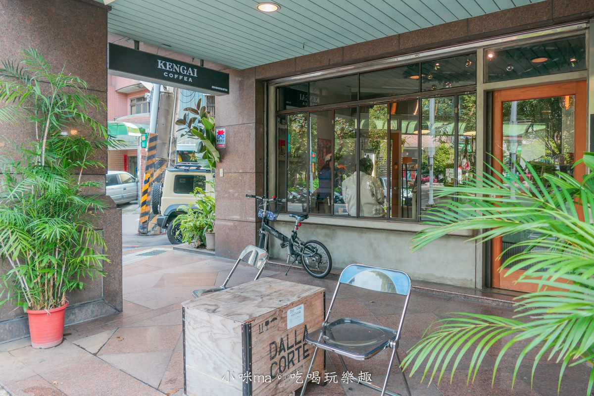 【中和咖啡廳】圈外咖啡 Kengai Coffea|水泥x工業風裝潢配上大面積窗景好愜意,四號公園對面,中和不限時咖啡廳 - 第2張圖 【中和咖啡廳】圈外咖啡 Kengai Coffea|水泥x工業風裝潢配上大面積窗景好愜意,四號公園對面,中和不限時咖啡廳