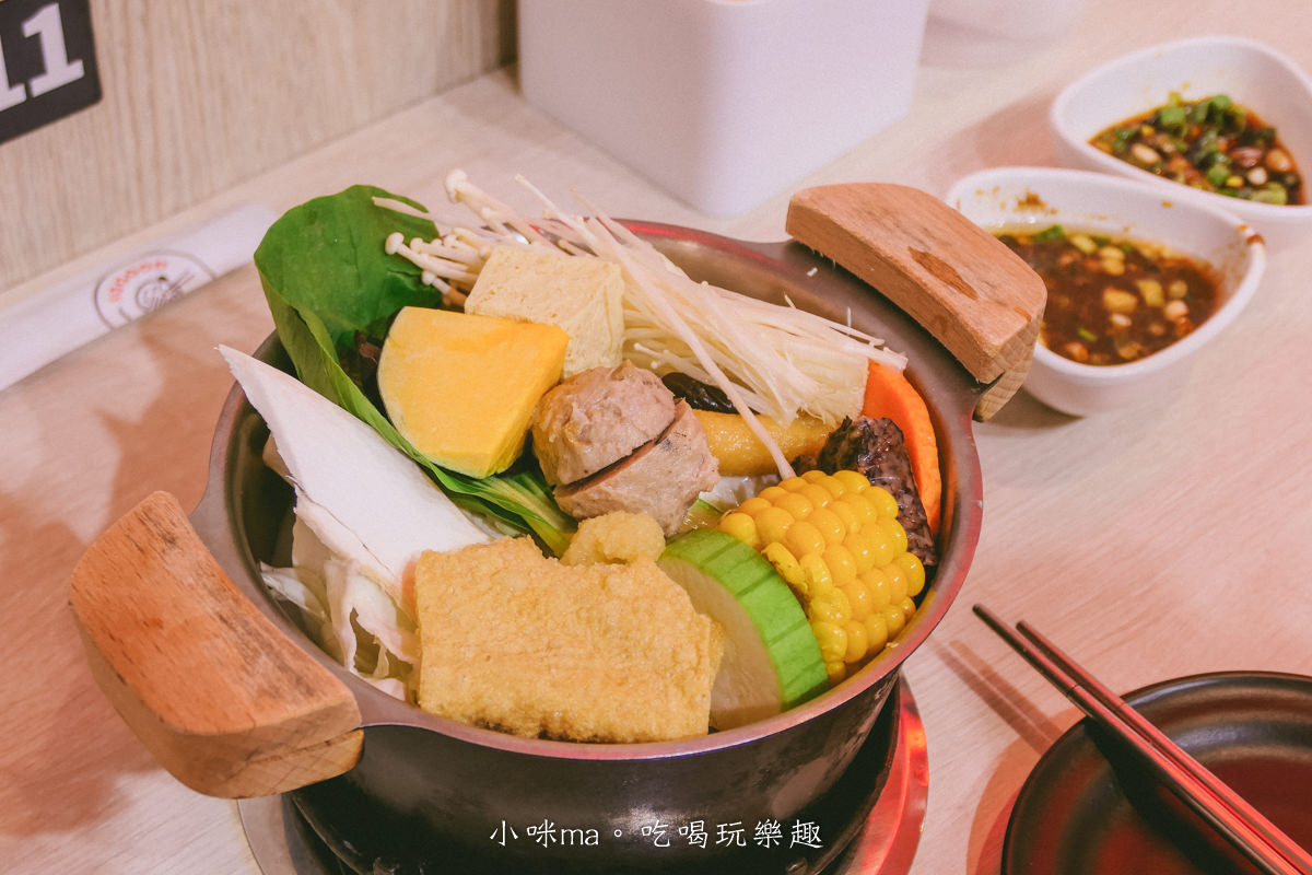【中和火鍋】小鍋極製麻辣鍋物|永和四號公園網美風小火鍋,一人開吃最低188元,白飯、飲料、冰淇淋自助吧吃到飽,中和美食 - 第19張圖 【中和火鍋】小鍋極製麻辣鍋物|永和四號公園網美風小火鍋,一人開吃最低188元,白飯、飲料、冰淇淋自助吧吃到飽,中和美食