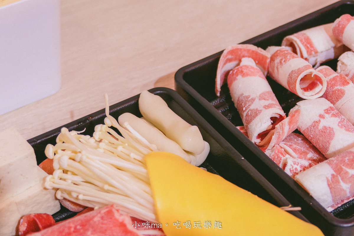 【中和火鍋】小鍋極製麻辣鍋物|永和四號公園網美風小火鍋,一人開吃最低188元,白飯、飲料、冰淇淋自助吧吃到飽,中和美食 - 第16張圖 【中和火鍋】小鍋極製麻辣鍋物|永和四號公園網美風小火鍋,一人開吃最低188元,白飯、飲料、冰淇淋自助吧吃到飽,中和美食
