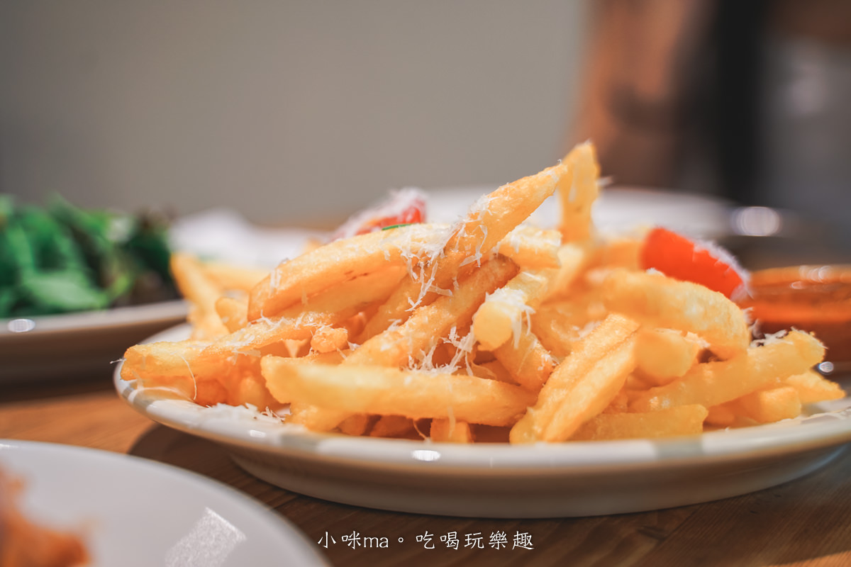 【台北美食】Waku⁺｜Waku旗艦店，burger、pasta、cafe通通吃的到，國父紀念館旁日系純白咖啡廳
