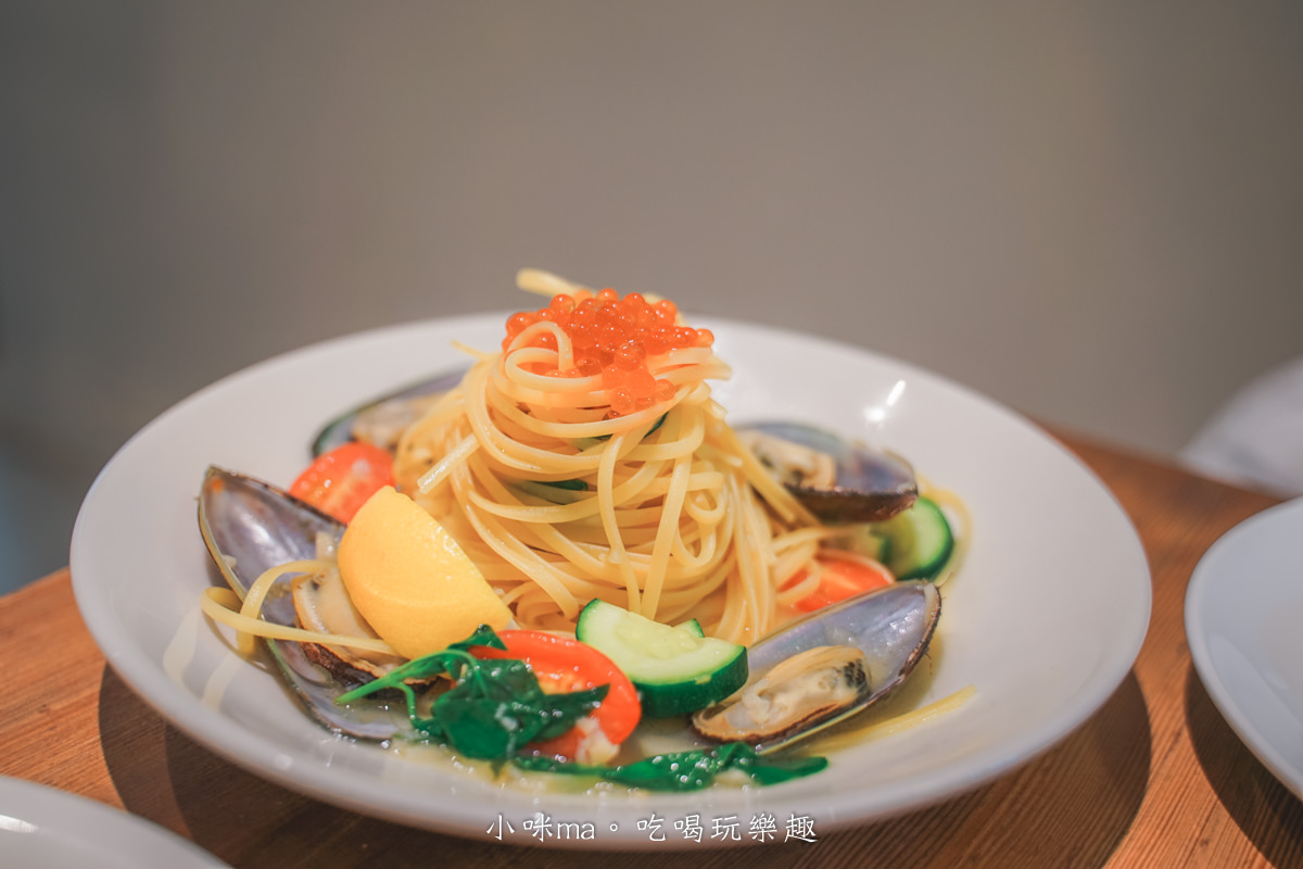 【台北美食】Waku⁺｜Waku旗艦店，burger、pasta、cafe通通吃的到，國父紀念館旁日系純白咖啡廳