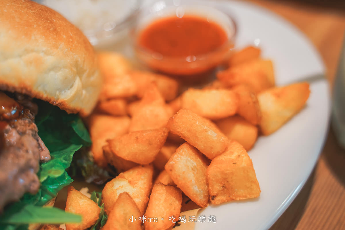 【台北美食】Waku⁺｜Waku旗艦店，burger、pasta、cafe通通吃的到，國父紀念館旁日系純白咖啡廳
