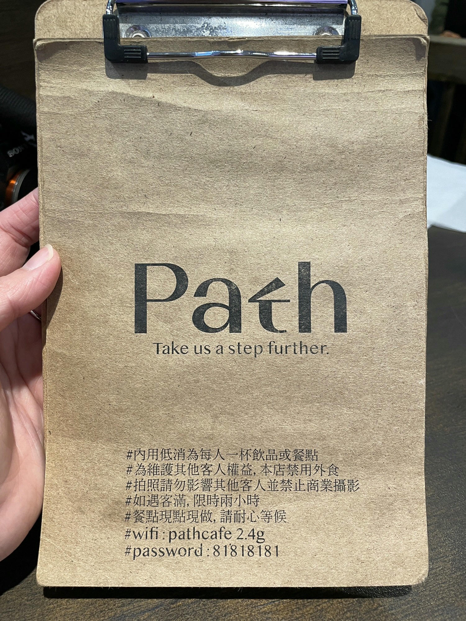 【新店美食】Pathcafe 和盼｜新店區公所附近的日式木質調咖啡廳，自製司康、塩奶油捲，新北寵物友善餐廳
