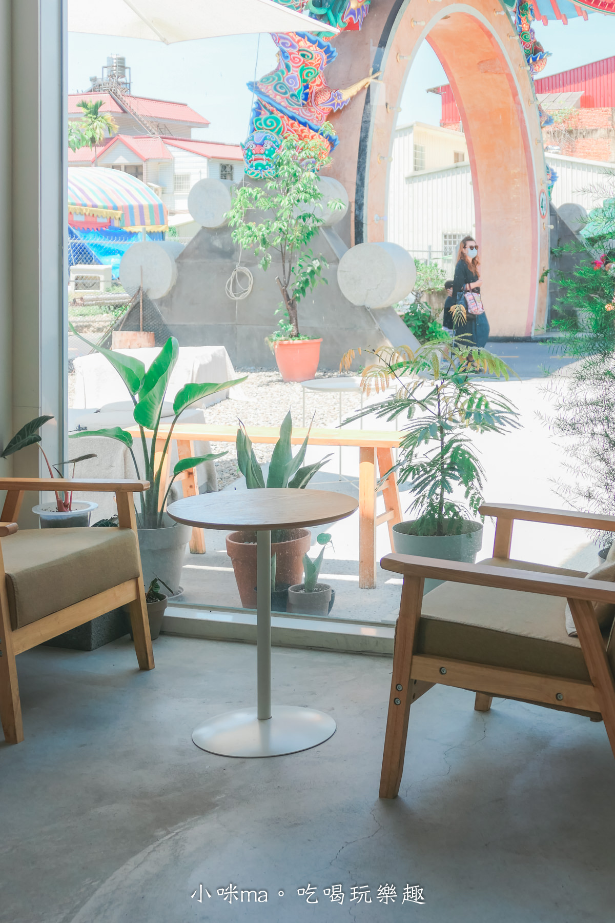 【南投美食】Middle coffee｜地母廟下的小清新咖啡廳，甜點、咖啡都讚，戶外好拍好舒服！！南投咖啡廳 / 埔里咖啡廳