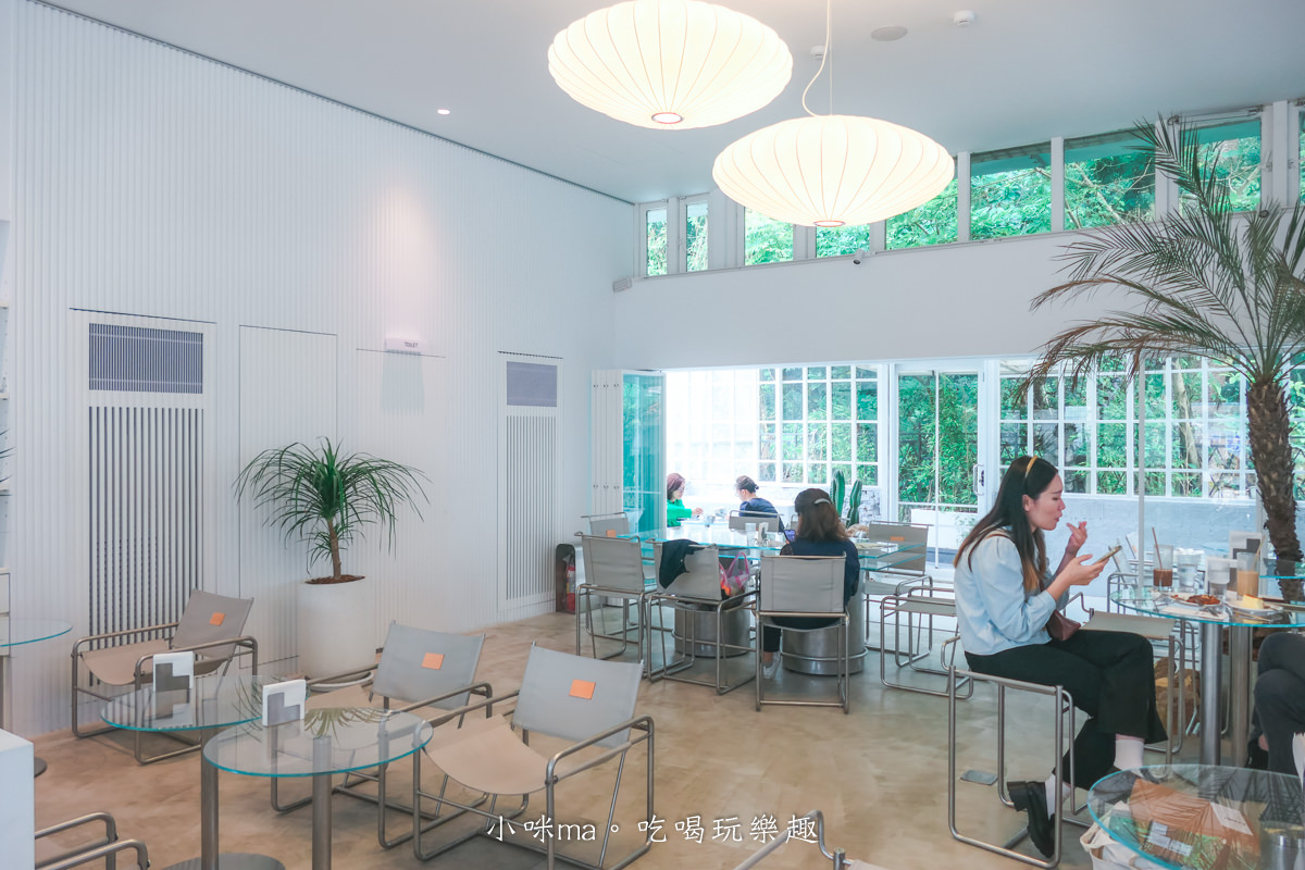 【內湖咖啡廳】Koshi Cafe｜內湖獨棟灰白色系咖啡廳，滿室綠意太chill！！寵物友善餐廳 / 台北包場