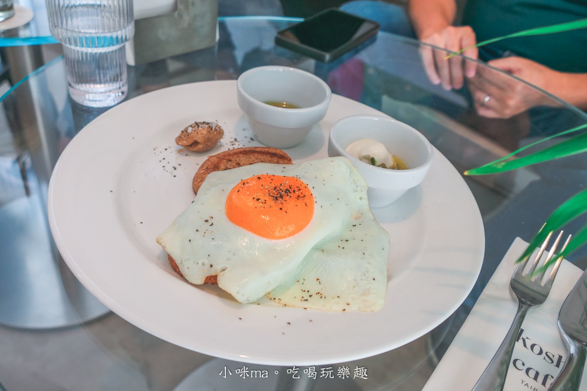 【內湖咖啡廳】Koshi Cafe｜內湖獨棟灰白色系咖啡廳，滿室綠意太chill！！寵物友善餐廳 / 台北包場