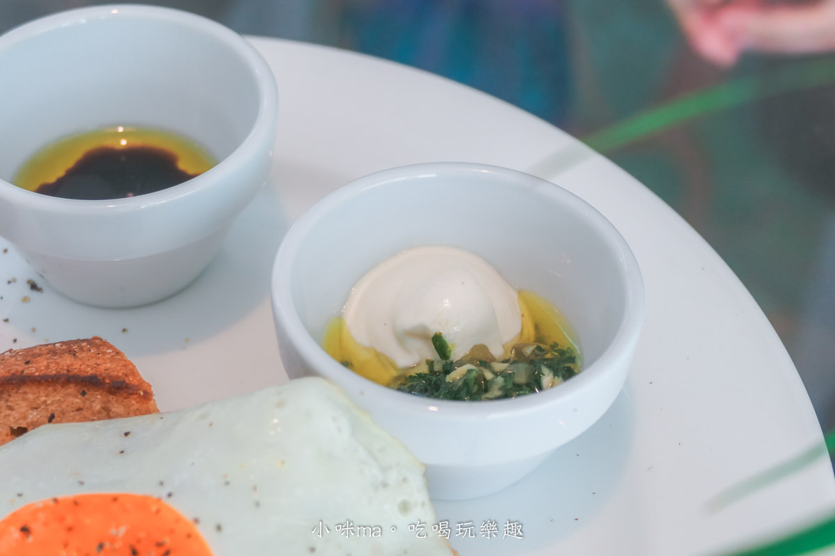 【內湖咖啡廳】Koshi Cafe｜內湖獨棟灰白色系咖啡廳，滿室綠意太chill！！寵物友善餐廳 / 台北包場