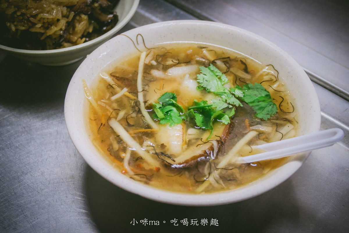【基隆廟口美食】吳記螃蟹羹油飯|只有螃蟹羹、油飯也能賣爆,內用跟外帶都要排隊,基隆美食 - 第10張圖 【基隆廟口美食】吳記螃蟹羹油飯|只有螃蟹羹、油飯也能賣爆,內用跟外帶都要排隊,基隆美食