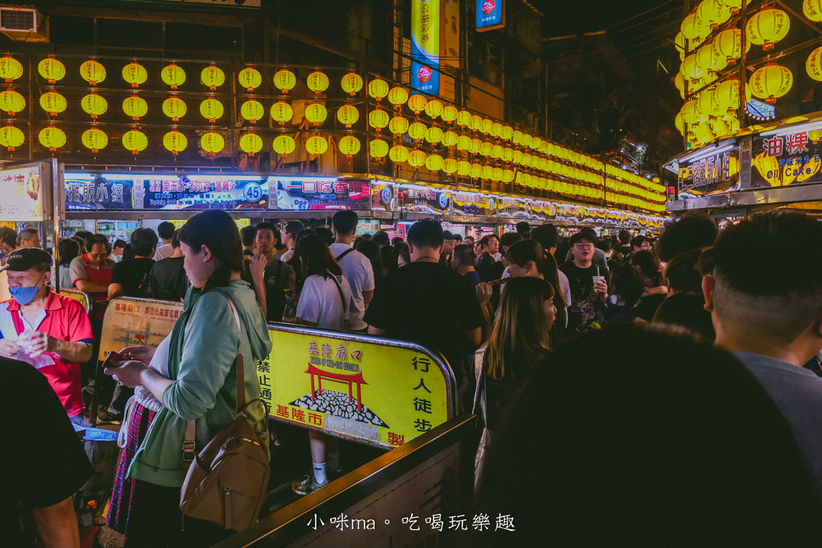 【基隆廟口美食】世盛一口吃香腸｜基隆廟口最強的香腸，整個路口都是他的排隊人潮