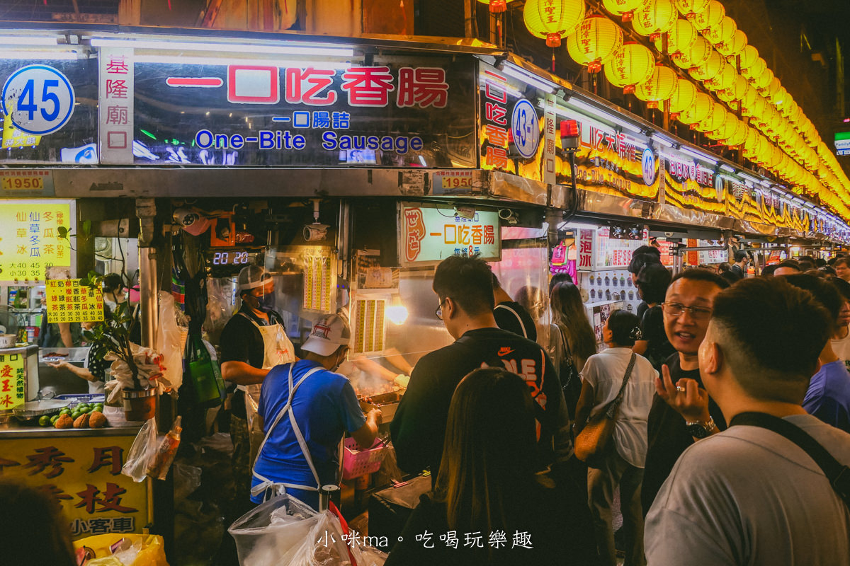 【基隆廟口美食】世盛一口吃香腸｜基隆廟口最強的香腸，整個路口都是他的排隊人潮