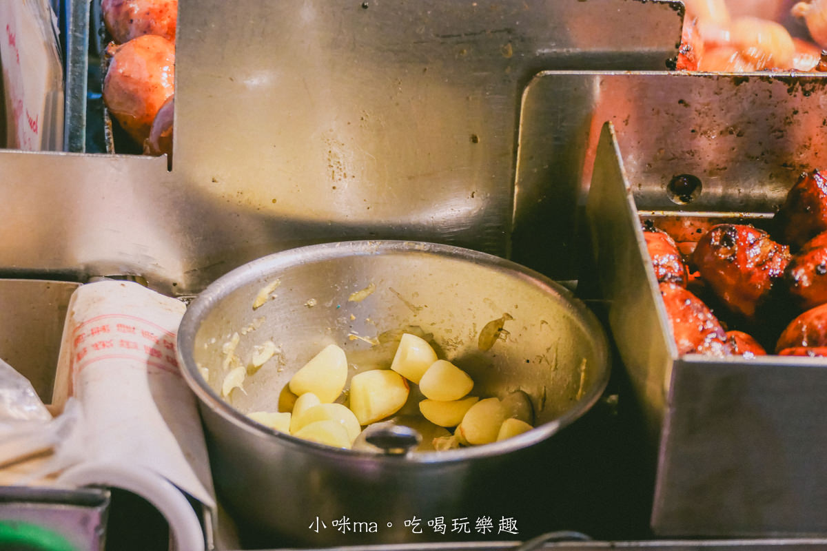 【基隆廟口美食】世盛一口吃香腸｜基隆廟口最強的香腸，整個路口都是他的排隊人潮